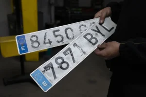 Matricula de coche en mal estado